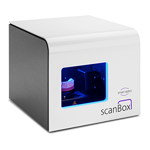 Hier ist der Scanner scanBox von smart optics in einer linken Seitenansicht zu sehen